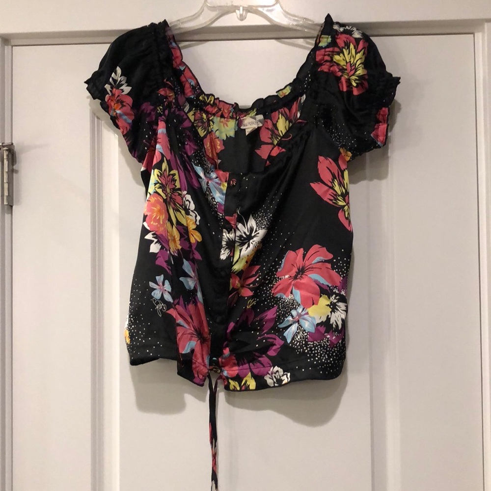 Cropped blouse with tie waist.